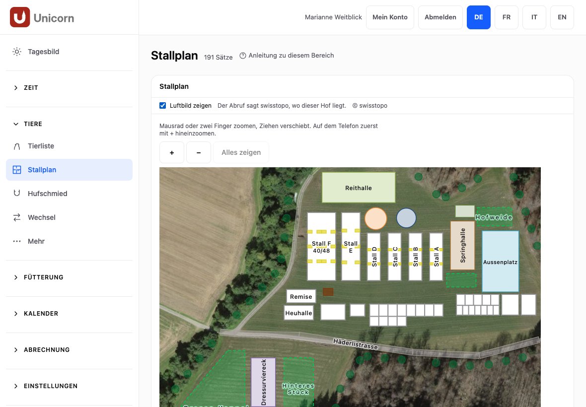 Stallplan auf dem Tablet im Querformat: Ställe, Reithalle, Springhalle und Aussenplatz auf dem Luftbild, links das Menü der Anwendung.